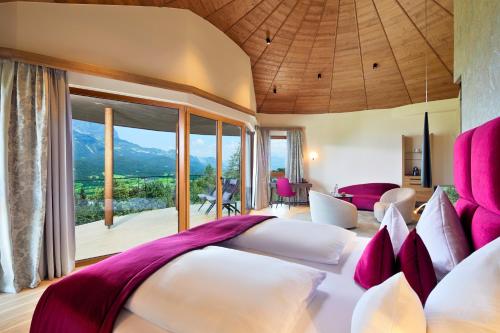 埃尔毛凯瑟霍夫高级酒店的卧室配有2张带粉色和白色枕头的床