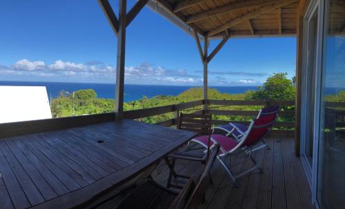 珀蒂蒂勒Alambic de Grand Anse的海景甲板上的桌椅