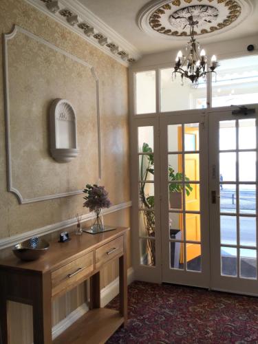阿伯里斯特威斯Helmsman Guesthouse的浴室设有水槽和墙上的镜子