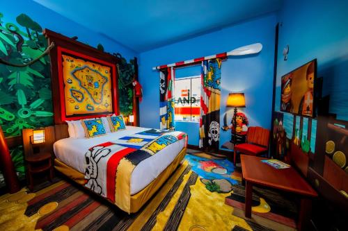 温特黑文佛罗里达州乐高乐园®度假酒店的一间拥有蓝色墙壁的卧室和一张位于客房内的床