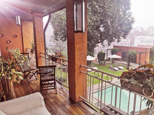 塔那那利佛曼德罗索庄园旅馆的享有泳池景致的阳台
