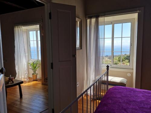 上布雷尼亚vivienda vacacional Benilde的海景卧室 - 带紫色床