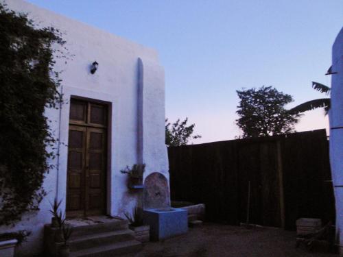 莫桑比克岛Jardim dos Aloés, Unique B&B - Casa de Charme的白色的房子,有门和栅栏