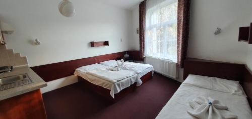 布拉格亚瑞比克酒店的一间医院间,配有两张床和盥洗盆