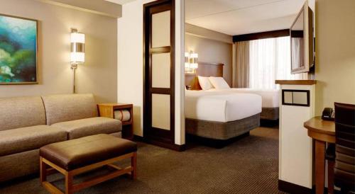 纳什维尔纳什维尔机场凯悦嘉轩酒店的酒店客房设有一间带一张床和一张沙发的卧室