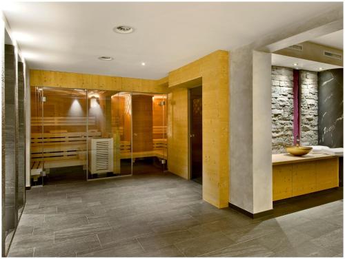 圣安东阿尔贝格"Quality Hosts Arlberg" Hotel Garni Mössmer的浴室拥有黄色的墙壁和瓷砖地板。