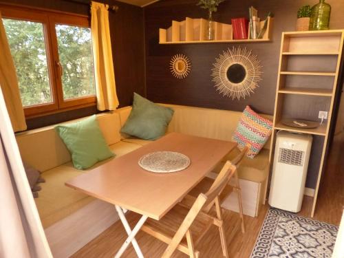 CourlansLa Maison Blanche的小型用餐室配有桌椅