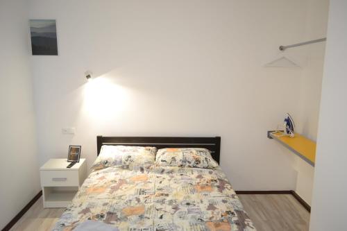 捷尔诺波尔Smart的一间卧室设有一张床和白色的墙壁
