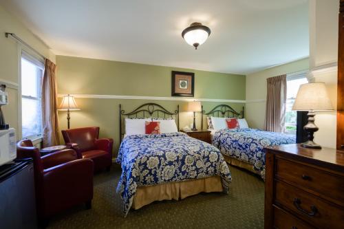 旧金山船坞汽车旅馆的酒店客房,配有两张床和椅子