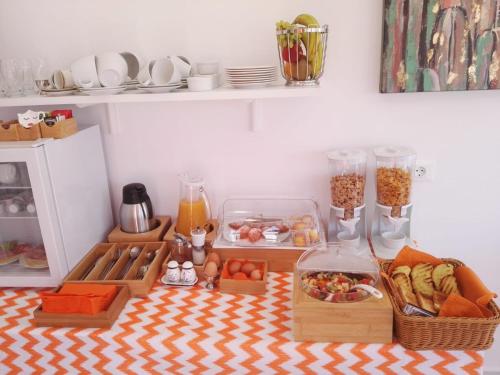 阿彻奇洛斯Bouganville Bed & Breakfast Stegna的厨房里摆放着食品和其他物品的桌子
