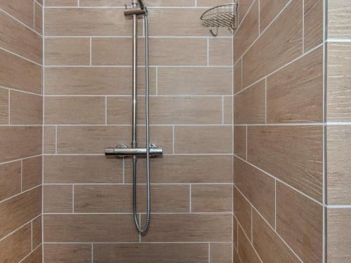 罗莫柯克比Holiday home Rømø XXVIII的浴室铺有木质瓷砖,设有淋浴。