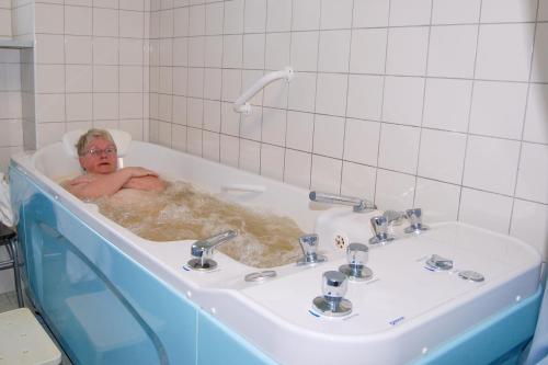 弗兰季谢克矿泉镇Lázeňský dům Erika的男人坐在浴缸里