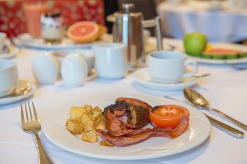 谢菲尔德谢菲尔德皇家维多利亚假日酒店的桌上一盘食物,上面有一盘食物
