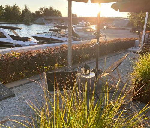 米科瓦伊基Avanti Resort Mikołajki , w centrum przy jeziorze i promenadzie, śniadanie i obiad lub obiadokolacja w cenie的两艘船停在码头
