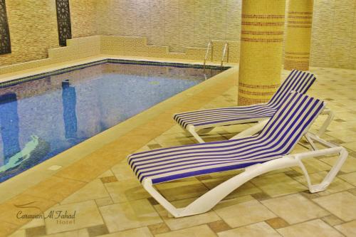 卡拉万阿尔法赫德酒店内部或周边的泳池