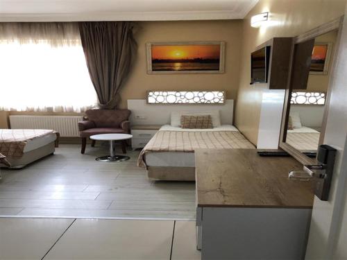 伊斯坦布尔GRAND VATAN HOTEL的酒店客房带两张床和一间浴室