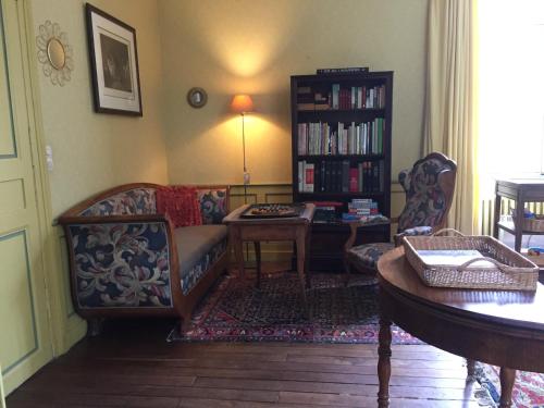 Lussault-sur-Loire德宾泰木屋酒店的客厅配有沙发和桌子