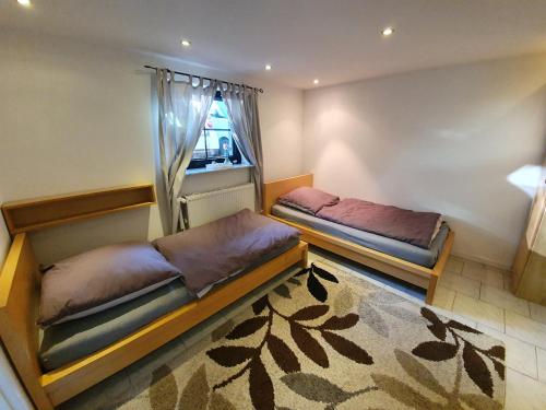 诺德施泰特@ home Zimmervermietung的一间卧室设有两张床和窗户。