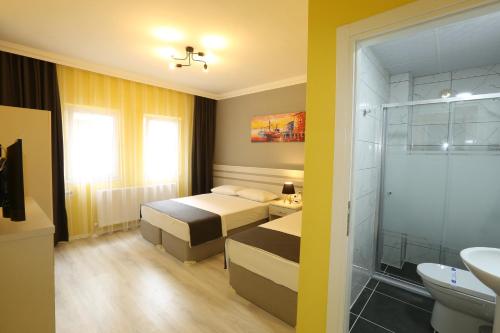 埃迪尔内Kaleroom EDİRNE的一间酒店客房 - 带一张床和一间浴室