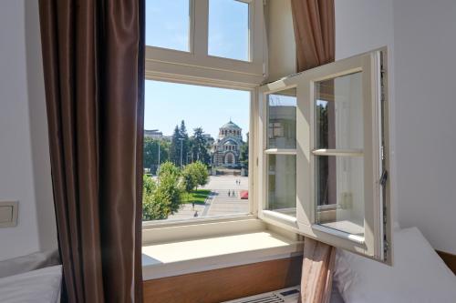 普列文Hotel Splendid的客房设有窗户,享有建筑的景致。