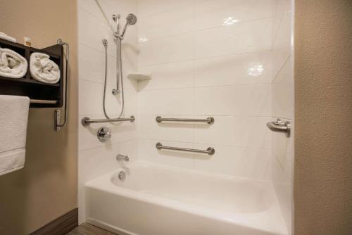 尤金尤金拉昆塔套房酒店的带淋浴和浴缸的浴室