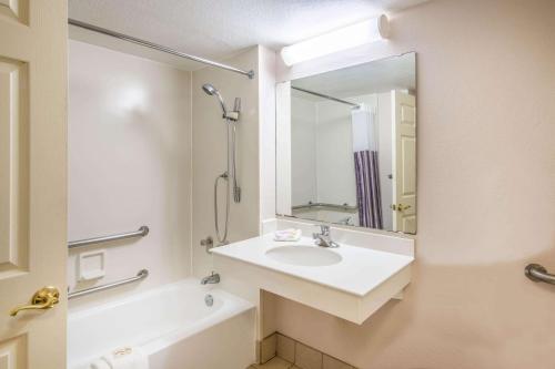 科罗拉多斯普林斯拉奎塔科罗拉多斯普林斯花园酒店的一间带水槽和镜子的浴室