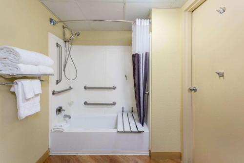 夏洛特机场北拉金塔旅馆及套房的一间浴室