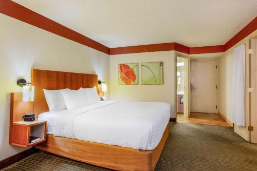 夏洛特机场北拉金塔旅馆及套房客房内的一张或多张床位