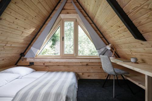 扎科帕内Mount Apart Sport House的一间卧室配有一张床、一张书桌和一个窗户。