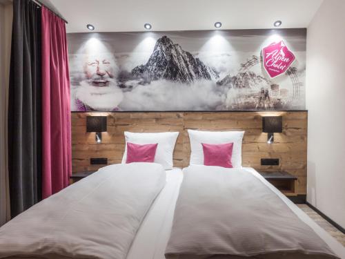 加舒恩Chalet Montafon by Interhome的卧室配有一张带粉红色枕头的大床