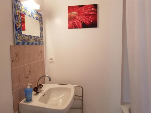 旺代蒙塔利韦金合欢汽车旅馆的一间带卫生间和水槽的浴室