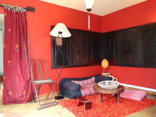 洛克蒂迪Holiday Home Pavillon Asiatique by Interhome的红色的客厅配有沙发和桌子