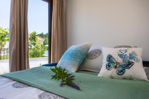 科里米诺VSG Resort的床上配有枕头和蝴蝶垫
