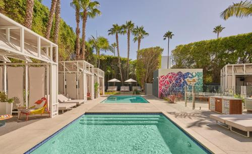 洛杉矶圣莫尼卡总督酒店的棕榈树度假村的游泳池