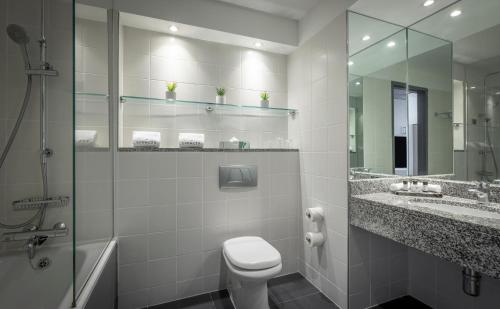 都柏林斯宾塞酒店的浴室配有卫生间、盥洗盆和淋浴。