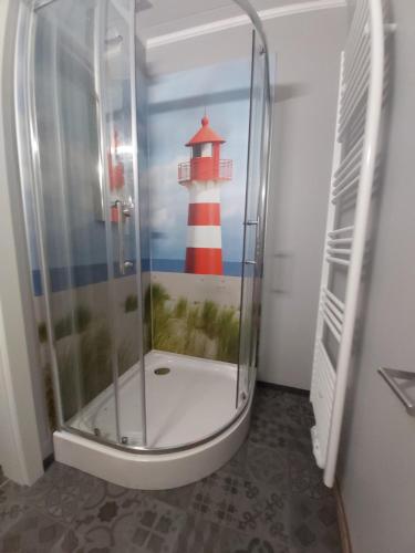 施图尔Motel-Stuhr的浴室设有淋浴,墙上绘有灯塔。