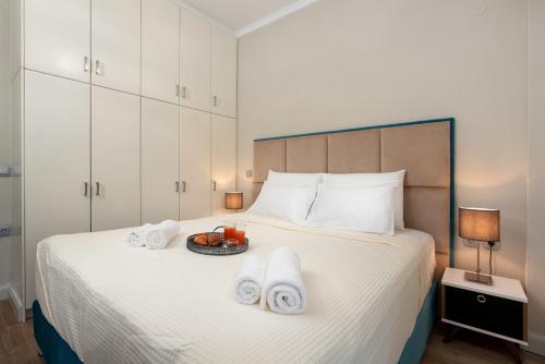 Ágios RókkosAria apartment in the heart of Corfu city的一间卧室配有带毛巾的床