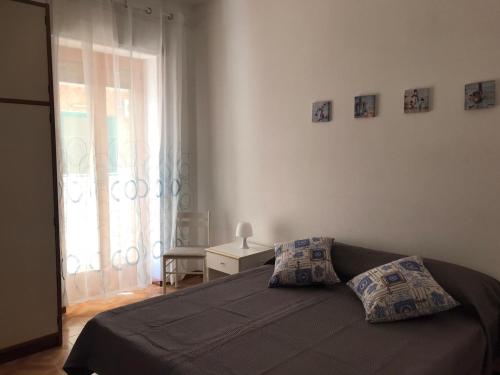 托雷坎内Appartamento Stella Maris的一间卧室配有带两个枕头的床和窗户
