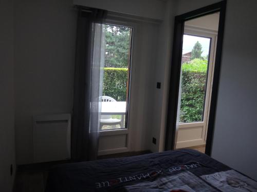 萨莱切MONT BLANC HOLIDAYS dans résidence avec Gardien的一间卧室设有一张床和一个美景窗户。