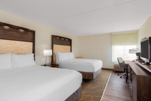 Holiday Inn La Mirada, an IHG Hotel客房内的一张或多张床位