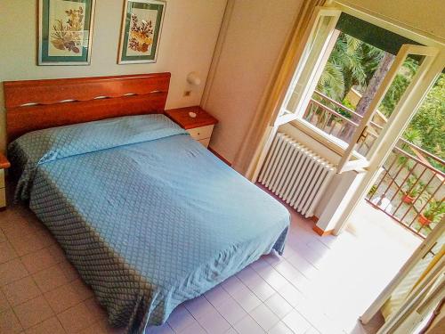 圣托斯特凡诺港Albergo Belvedere的一间卧室设有一张床和一个大窗户