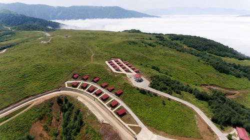 里泽Flora Handüzü Resort Bungalow的山丘上火车的空中景观