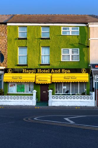 布莱克浦Happi Hotel and Spa的绿色建筑,设有酒店医院和水疗中心