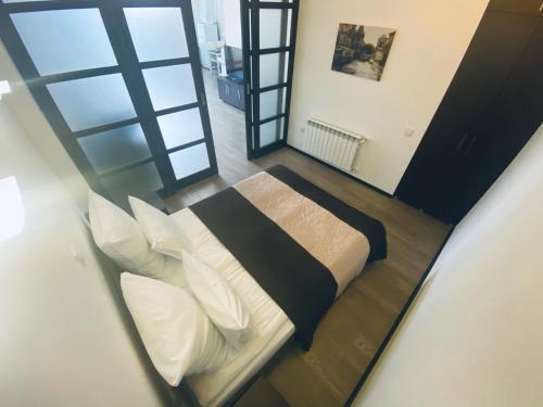 特鲁斯卡韦茨Apartment modern style的一间卧室设有一张床和一个大窗户