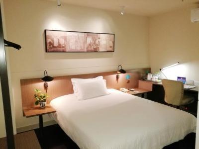 锦江之星品尚北京苹果园地铁站酒店客房内的一张或多张床位