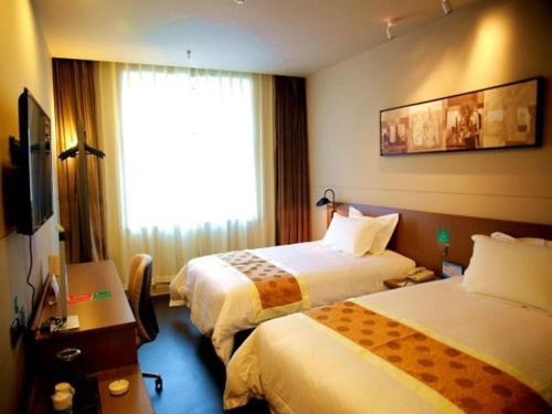 锦江之星品尚松原青年大街酒店客房内的一张或多张床位