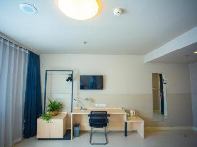 葫芦岛锦江之星葫芦岛龙港海滨酒店的客房内的浴室设有桌子和椅子