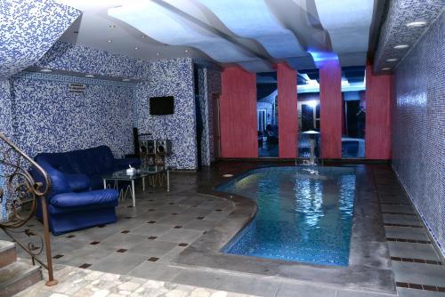 埃里温Royal Plus Hotel的游泳池位于客房中间