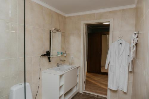 AralʼskAral Hotel的白色的浴室设有水槽和淋浴。