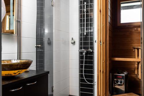 卡拉约基卡拉沙滩酒店的一间带水槽和玻璃淋浴的浴室